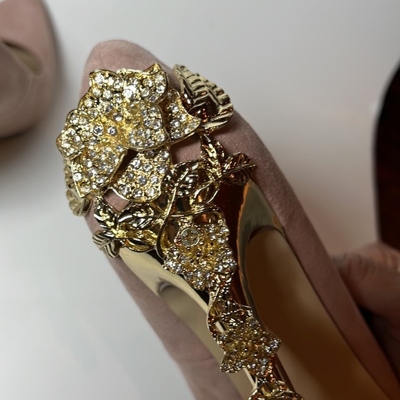 Neutral/pink suede heels with gold design - Picture 5 of 6